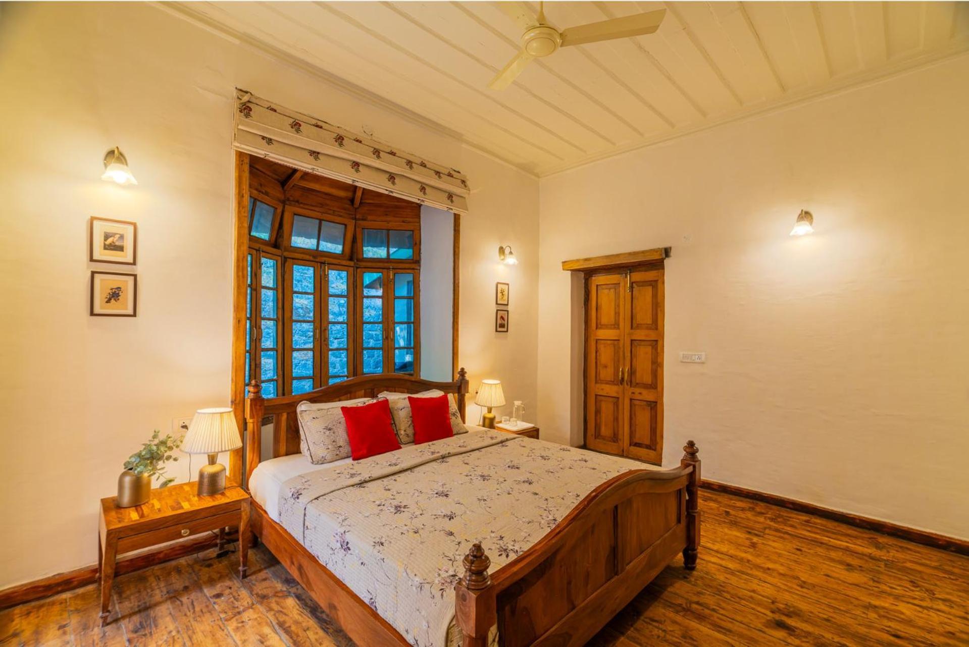 Stayvista At Paris Villa With Pvt Pool & Valley View Касаули Екстериор снимка
